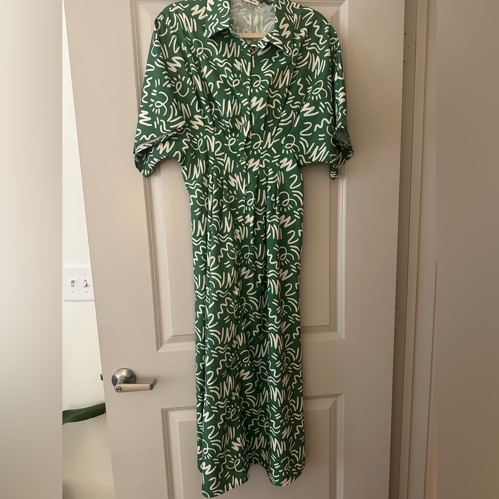 GREEN PATTERNED BUTTON UP MIDI DRESS